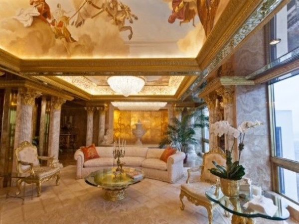 Penthouse của Trump có một cánh cửa vàng được phủ đầy kim cương trắng, có đài phun nước trong nhà, trần nhà được sơn bằng màu vàng rực rõ và một đèn chùm được trang trí rất bắt mắt và công phu. Penthouse của Trump có một cánh cửa vàng được phủ đầy kim cương trắng, có đài phun nước trong nhà, trần nhà được sơn bằng màu vàng rực rõ và một đèn chùm được trang trí rất bắt mắt và công phu.