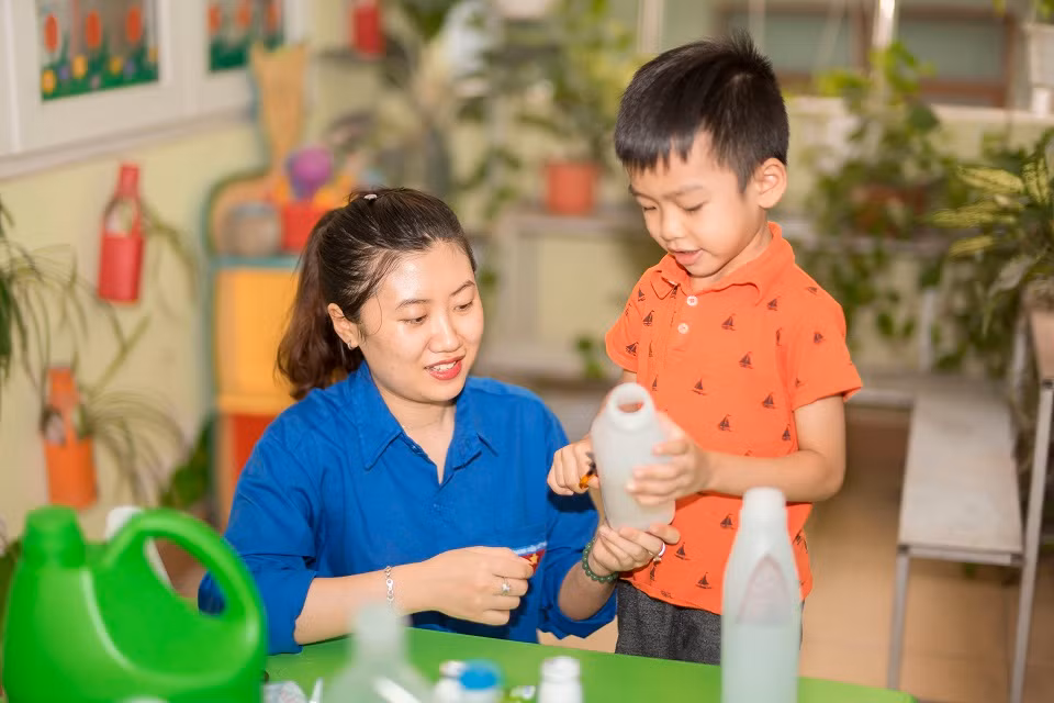 Cô và trò Trường Mầm non Hoa Lan (phường Hồng Hải, thành phố Hạ Long) cùng nhau làm đồ chơi từ vật liệu tái chế (Ảnh: Hằng Ngần) Cô và trò Trường Mầm non Hoa Lan (phường Hồng Hải, thành phố Hạ Long) cùng nhau làm đồ chơi từ vật liệu tái chế (Ảnh: Hằng Ngần)