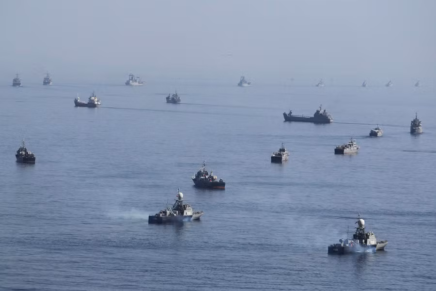 Iran tập trận ở eo biển Hormuz Iran tập trận ở eo biển Hormuz