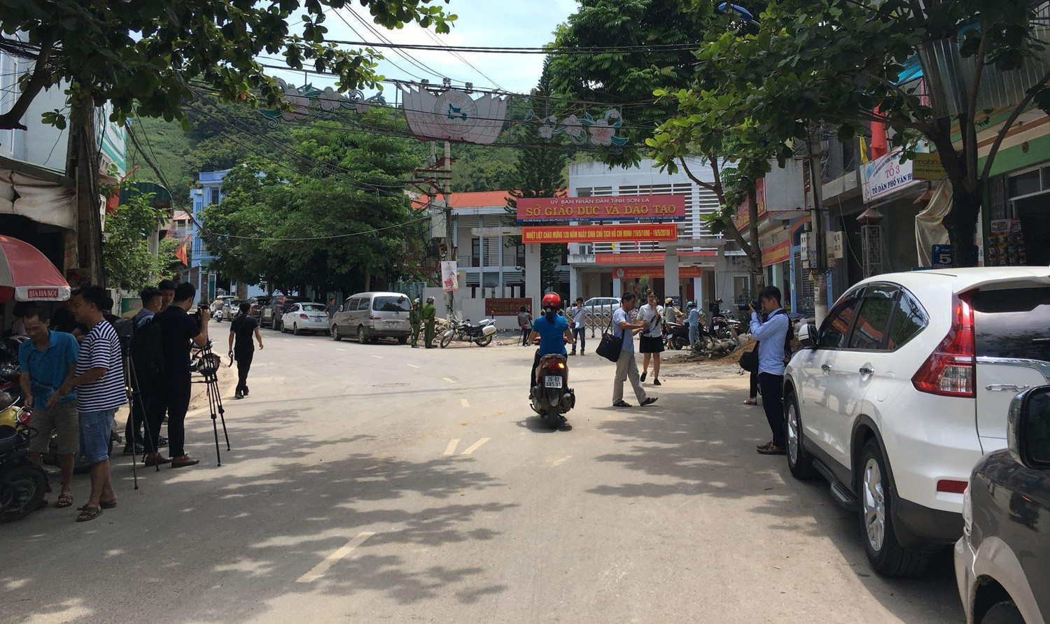 Đến thời điểm này không ít người dân, thí sinh tỉnh Sơn La cho rằng phải công khai tên thí sinh và bố mẹ thí sinh để đảm bảo công bằng và minh bạch. Ảnh: Vũ Phương. Đến thời điểm này không ít người dân, thí sinh tỉnh Sơn La cho rằng phải công khai tên thí sinh và bố mẹ thí sinh để đảm bảo công bằng và minh bạch. Ảnh: Vũ Phương.
