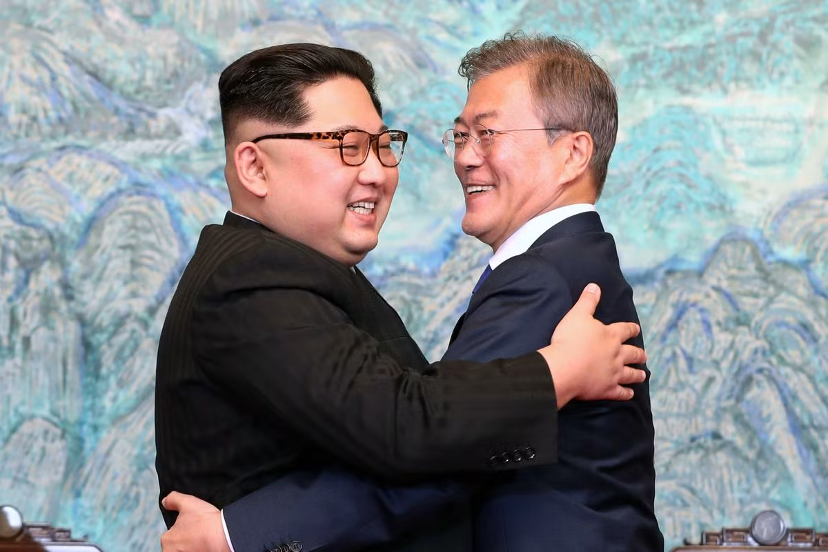 Tổng thống Hàn Quốc Moon Jae-in và Chủ tịch Triều Tiên Kim Jong-un tại Nhà Hòa Bình, Bàn Môn Điếm, Vĩ tuyến 38. Ảnh: Yonhap. Tổng thống Hàn Quốc Moon Jae-in và Chủ tịch Triều Tiên Kim Jong-un tại Nhà Hòa Bình, Bàn Môn Điếm, Vĩ tuyến 38. Ảnh: Yonhap.