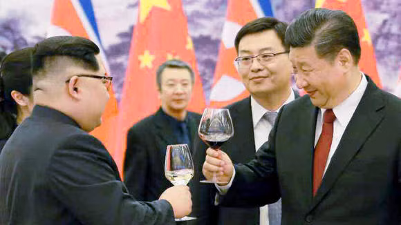 Mô tả của truyền thông Triều Tiên KCNA cho thấy ông Kim Jong-un đặt mình ngang hàng với ông Tập Cận Bình. Ảnh: KCNA / Nikkei Asia Review.