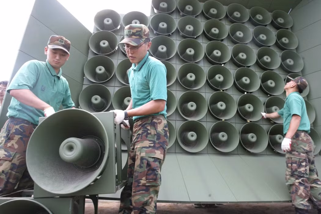 Hệ thống loa phóng thanh công suất lớn từng được quân đội Hàn Quốc phát sóng các bài hát của Red Velvet trong hoạt động chiến tranh tâm lý chống Bắc Triều Tiên, ảnh: The New York Times. Hệ thống loa phóng thanh công suất lớn từng được quân đội Hàn Quốc phát sóng các bài hát của Red Velvet trong hoạt động chiến tranh tâm lý chống Bắc Triều Tiên, ảnh: The New York Times.