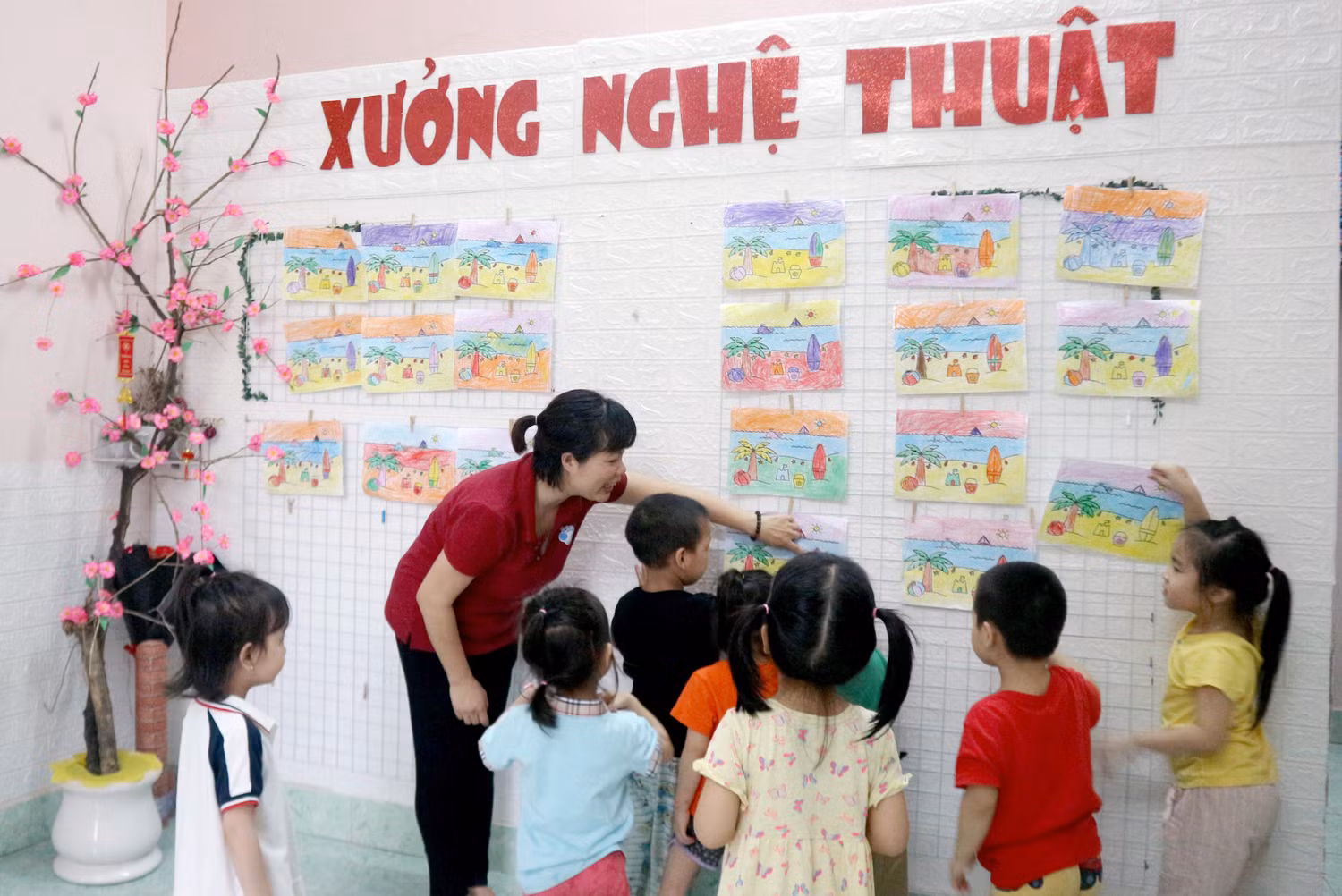 Cô Yến cùng học sinh nhận xét những bức tranh triển lãm Tết. Cô Yến cùng học sinh nhận xét những bức tranh triển lãm Tết.