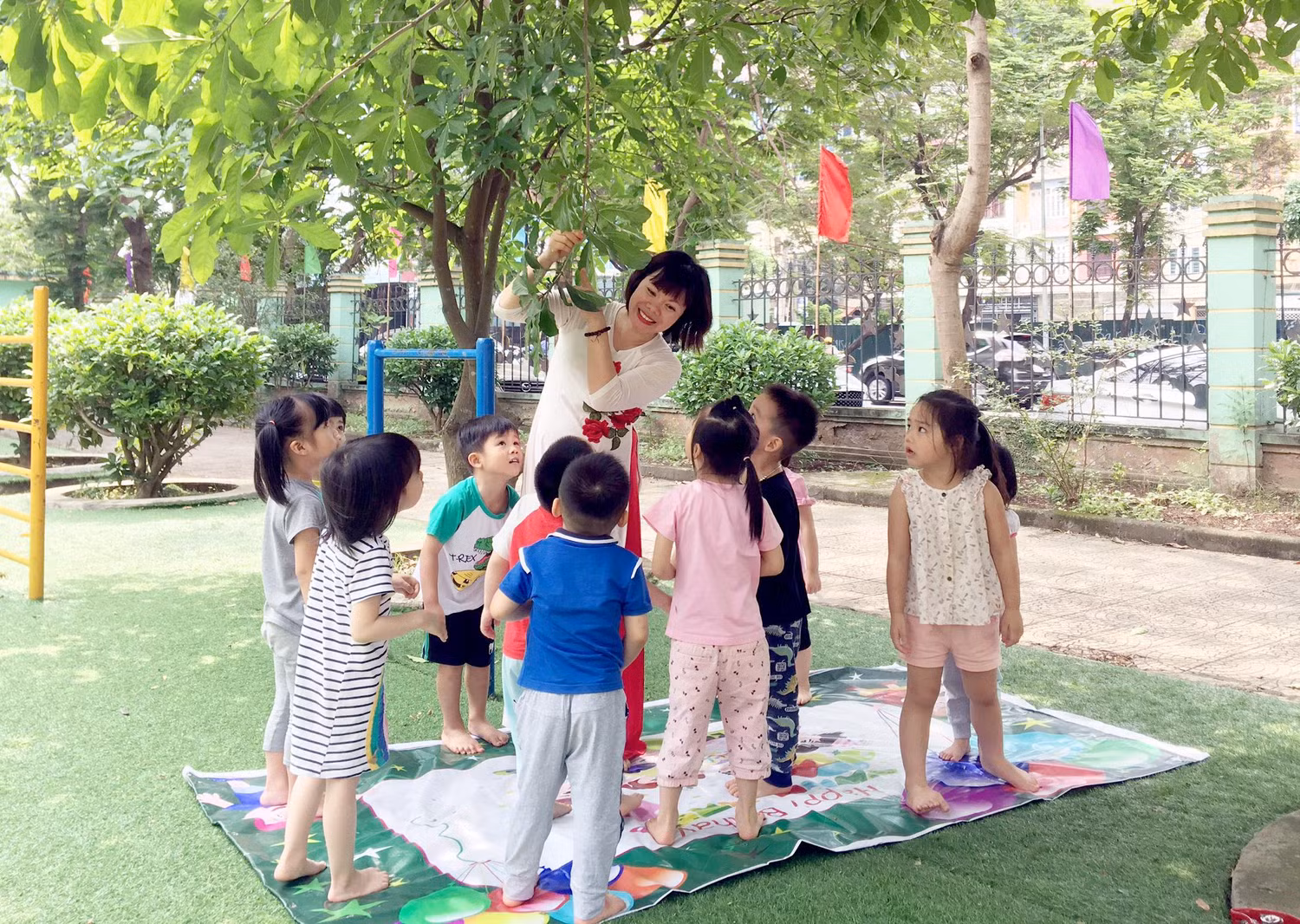 Cô Yến luôn muốn mang đến những giờ học gần gũi với thiên nhiên cho học sinh. Cô Yến luôn muốn mang đến những giờ học gần gũi với thiên nhiên cho học sinh.