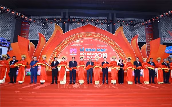 Thủ tướng Nguyễn Xuân Phúc và các đại biểu cắt băng khai mạc Hội báo toàn quốc năm 2019. Ảnh: Thống Nhất/TTXVN