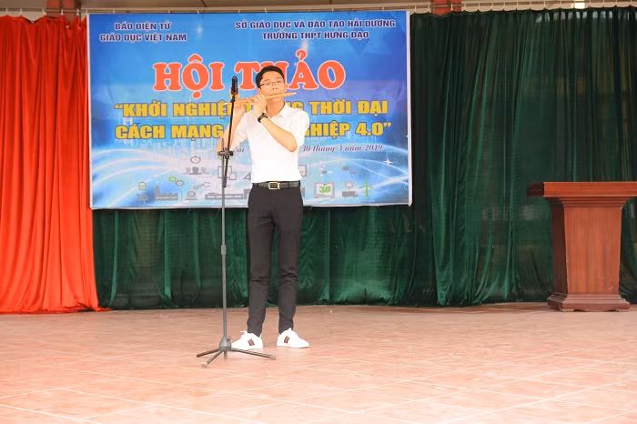 Mở đầu buổi hội thảo là những tiết mục văn nghệ từ chính các em học sinh Trường trung học phổ thông Hưng Đạo (huyện Tứ Kỳ, tỉnh Hải Dương). Ảnh: Công Tiến.