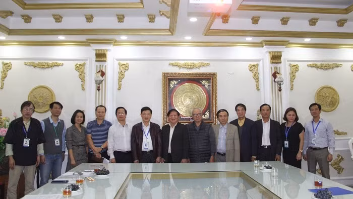 Đoàn công tác chụp ảnh lưu niệm cùng lãnh đạo Nhà trường.