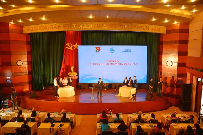 Tranh biện về việc có nên hình sự hóa hành vi quấy rối tình dục và những vấn đề đang rất được quan tâm hiện nay là an toàn cho phụ nữ nơi công cộng. Ảnh: Công Tiến