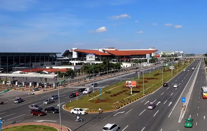 Cần sớm thông tin rõ, có xe biển xanh vào chân thang máy bay đón người nhà lãnh đạo không? ảnh: VP. Cần sớm thông tin rõ, có xe biển xanh vào chân thang máy bay đón người nhà lãnh đạo không? ảnh: VP.