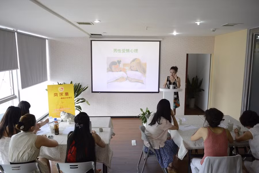 Những học viên "đặc biệt" này chăm chú lắng nghe, ghi chép với hy vọng lấy được chồng giàu