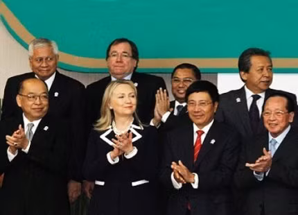 Hội nghị ASEAN và diễn đàn an ninh ARF tại Phnom Penh, Campuchia tuần trước chia rẽ sâu sắc về vấn đề biển Đông do nước cờ lobby nước chủ nhà, Chủ tịch luân phiên ASEAN của Bắc Kinh