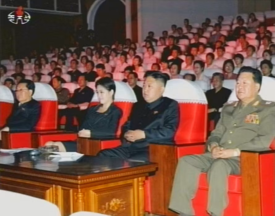 Nhà lãnh đạo Kim Jong-un xuất hiện trong buổi hòa nhạc cùng một phụ nữ trẻ đẹp và các quan chức cấp cao Bắc Triều Tiên Nhà lãnh đạo Kim Jong-un xuất hiện trong buổi hòa nhạc cùng một phụ nữ trẻ đẹp và các quan chức cấp cao Bắc Triều Tiên