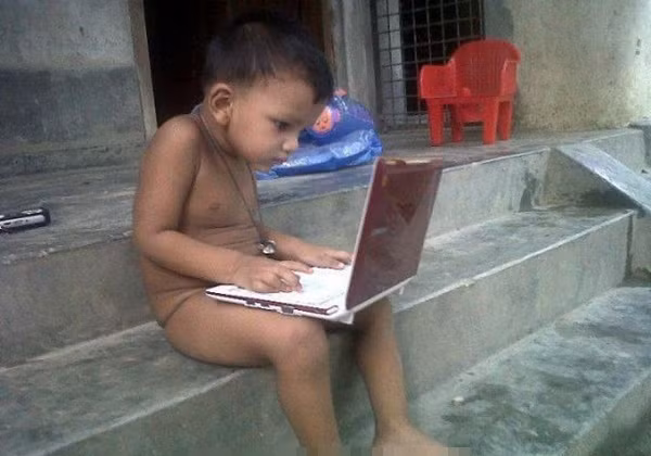 "Chí làm trai gõ phím bình thiên hạ. Thân anh hùng click chuột định giang sơn" "Chí làm trai gõ phím bình thiên hạ. Thân anh hùng click chuột định giang sơn"