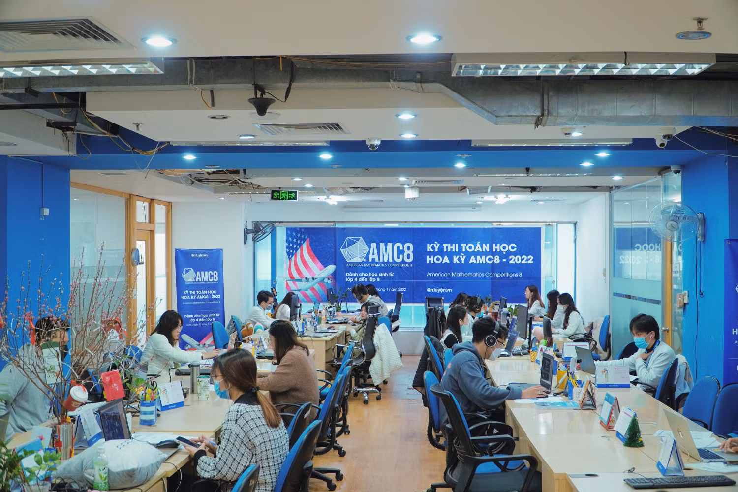 Các giám thị trông thi ‘online’ tại kỳ thi AMC8 năm 2022. Ảnh Ban tổ chức