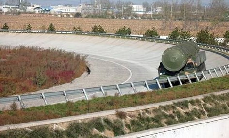 Tên lửa đạn đạo xuyên lục địa Đông Phong-41 Trung Quốc xuất hiện trên đường đi do dân mạng chụp