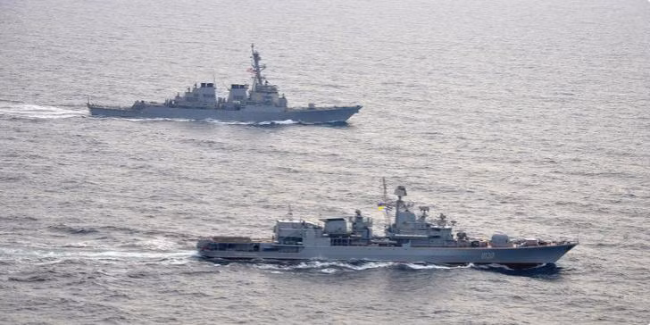 Tàu khu trục tên lửa USS Donald Cook Mỹ vừa tham gia cuộc tập trận chung với tàu chỉ huy UKRS Hetman Sahaidachny của Hải quân Ukraine ở Biển Đen