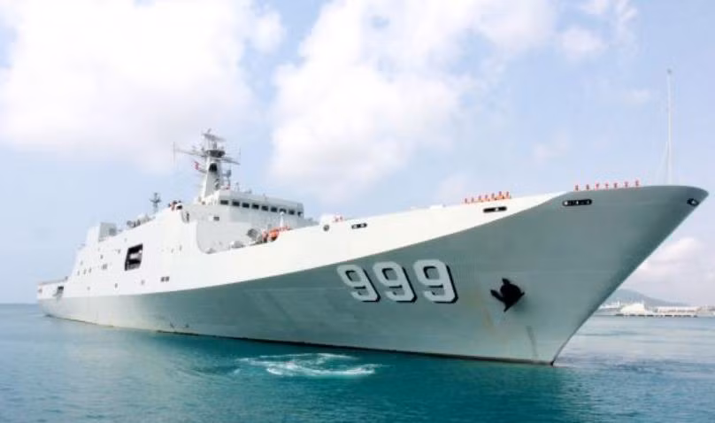 Tàu đổ bộ cỡ lớn Tỉnh Cương Sơn Type 071 thuộc Hạm đội Nam Hải, Hải quân Trung Quốc. Hải quân Trung Quốc hiện đã biên chế 3 chiếc và đều triển khai ở Biển Đôn Tàu đổ bộ cỡ lớn Tỉnh Cương Sơn Type 071 thuộc Hạm đội Nam Hải, Hải quân Trung Quốc. Hải quân Trung Quốc hiện đã biên chế 3 chiếc và đều triển khai ở Biển Đôn