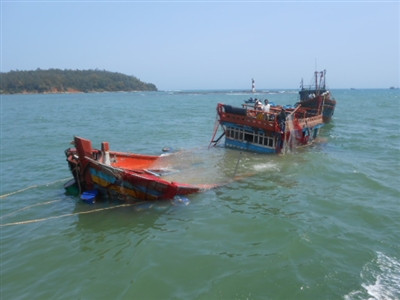Hành động khủng bố dã man của Trung Quốc năm 2014: đâm hỏng nặng tàu thực thi pháp luật Việt Nam, đâm chìm tàu cá Việt Nam, ngăn cản không cho cứu những ngư dân của tàu cá này. Hành động khủng bố dã man của Trung Quốc năm 2014: đâm hỏng nặng tàu thực thi pháp luật Việt Nam, đâm chìm tàu cá Việt Nam, ngăn cản không cho cứu những ngư dân của tàu cá này.