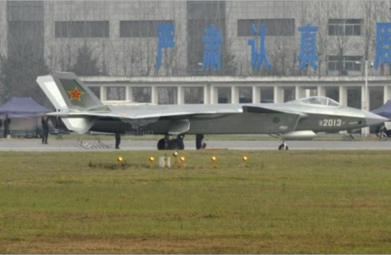 Máy bay chiến đấu tàng hình J-20 số hiệu 201 (nguồn mạng sina Trung Quốc) Máy bay chiến đấu tàng hình J-20 số hiệu 201 (nguồn mạng sina Trung Quốc)