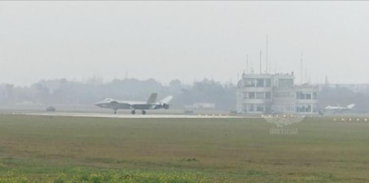Máy bay chiến đấu tàng hình J-20 số hiệu 2015 Trung Quốc (nguồn mạng sina TQ) Máy bay chiến đấu tàng hình J-20 số hiệu 2015 Trung Quốc (nguồn mạng sina TQ)