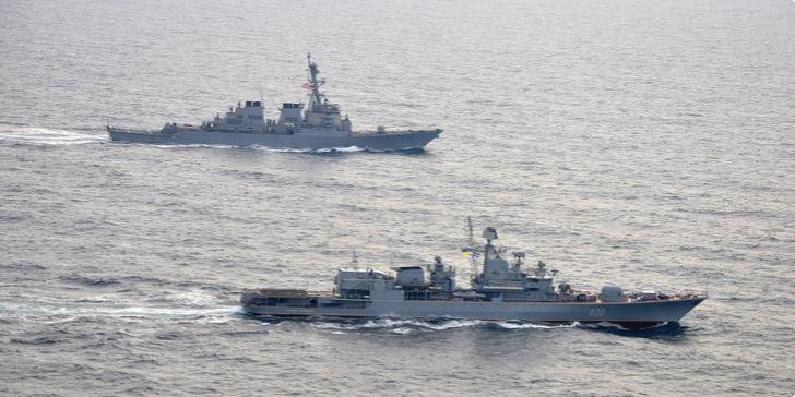 Tàu khu trục USS Donald Cook (DDG-75) Hải quân Mỹ và tàu chỉ huy UKRS Hetman Sahaidachny Hải quân Ukraine tập trận chung trên Biển Đen Tàu khu trục USS Donald Cook (DDG-75) Hải quân Mỹ và tàu chỉ huy UKRS Hetman Sahaidachny Hải quân Ukraine tập trận chung trên Biển Đen