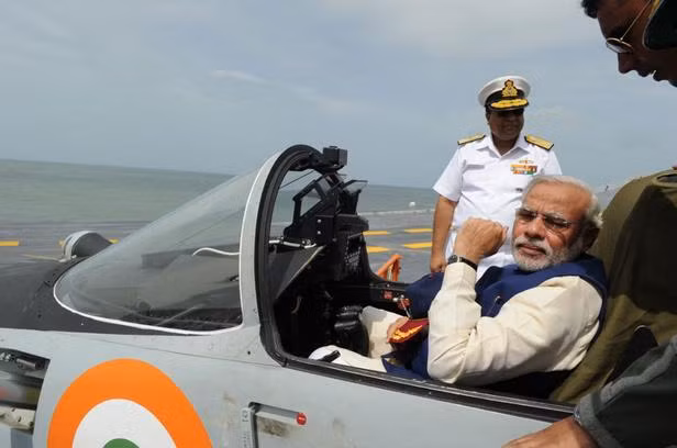 Thủ tướng Ấn Độ Narendra Modi thị sát tàu sân bay INS Vikramaditya
