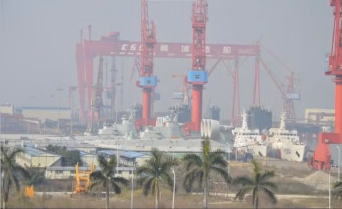 Hai tàu đổ bộ đệm khí ở nhà máy đóng tàu của Trung Quốc (nguồn mạng sina TQ)