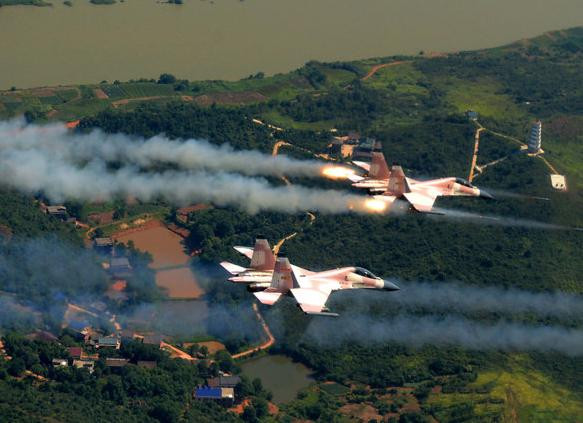 Máy bay chiến đấu Su-30 của lực lượng không quân Đại quân khu Quảng Châu, Quân đội Trung Quốc sơn màu., gắn logo, phù hiệu mô phỏng máy bay của Không quân Việt Nam làm "quân xanh" để huấn luyện (ảnh tư liệu). Việc làm này có nghĩa là quân đội TQ coi quân đội Việt Nam là đối tượng tác chiến.