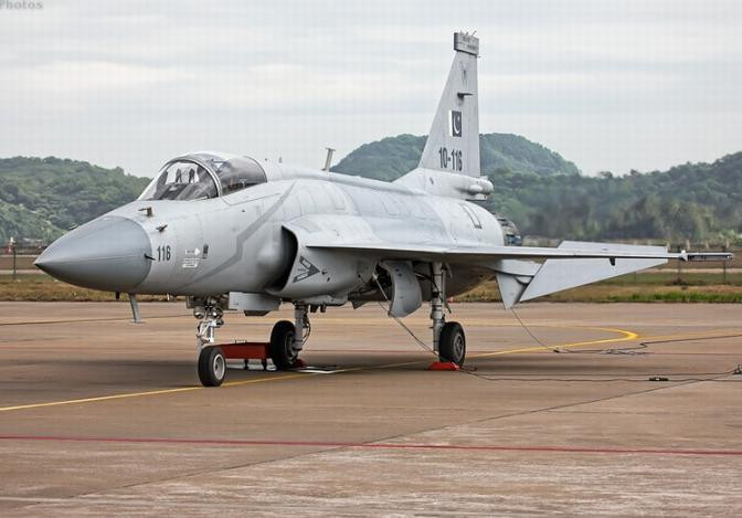 Máy bay chiến đấu hạng nhẹ JF-17 Thunder do Trung Quốc-Pakistan hợp tác chế tạo, lệ thuộc vào nhập khẩu động cơ Nga. Hiện nay, loại máy bay này chỉ có trong biên chế của Không quân Pakistan.