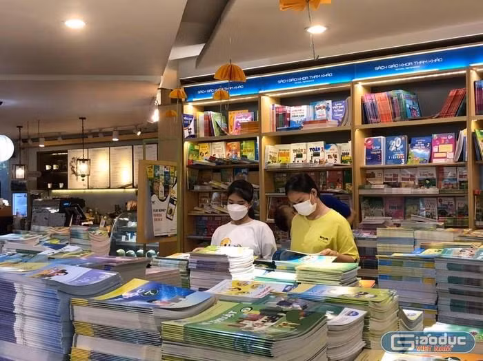 Học sinh Thành phố Hồ Chí Minh tìm sách giáo khoa (ảnh minh họa: P.L) Học sinh Thành phố Hồ Chí Minh tìm sách giáo khoa (ảnh minh họa: P.L)