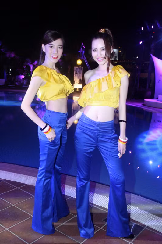 Quần áo, giày dép, vòng đeo tay và giày cũng giống nhau, nhiều người sẽ nghĩ họ là chị em.