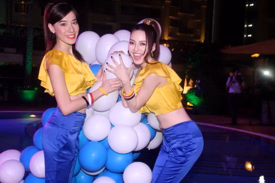 Khác với vẻ lạnh lùng trên sàn catwalk, ở ngoài đời cả hai đều là những người hồn nhiên và nhí nhảnh.