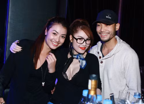 Trong đêm tiệc Codl as Fire diễn ra tại Marquee Club vừa qua, hot girl Hồng Quế cùng siêu mẫu Doãn Tuấn và người mẫu, ca sỹ Quế Vân đã đến đây để được chiêm ngưỡng những màn belly dance quyến rũ, nóng bỏng của các vũ công Belly dance số một Hà Thành.