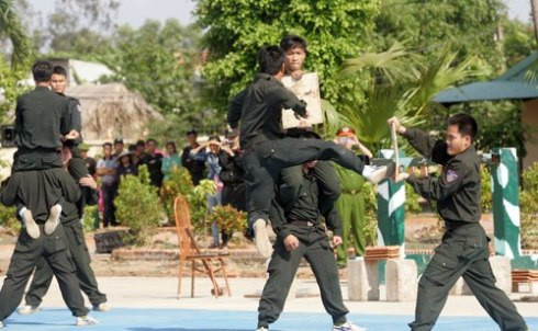 Một buổi tham gia huấn luyện của chiến sĩ Cảnh sát đặc nhiệm số 2, Bộ Tư lệnh Cảnh sát cơ động (ảnh minh họa: VNE) Một buổi tham gia huấn luyện của chiến sĩ Cảnh sát đặc nhiệm số 2, Bộ Tư lệnh Cảnh sát cơ động (ảnh minh họa: VNE)