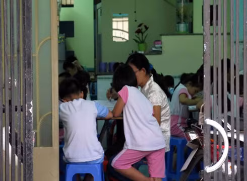 Giáo viên có thể bị đuổi việc nếu có vi phạm về dạy thêm học thêm (ảnh minh họa: Tuổi Trẻ)