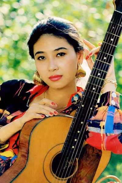 Hoa hậu Hà Kiều Anh sở hữu gương mặt khả ái, vầng trán thông minh. Với mái tóc dài tha thướt của mình, Hà Kiều Anh hiếm khi buông xõa, cô quen thuộc với việc búi gọn tóc ra sau. Vừa đơn giản, lại cực kỳ thanh lịch.