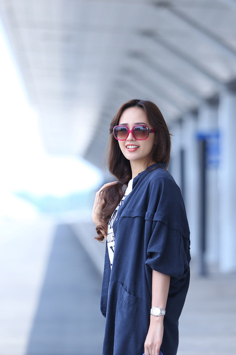 Mặc dù phải bay một chặng khá dài nhưng Mai Phương Thúy rất tươi tỉnh và xinh đẹp khi ở sân bay Hồng Kông
