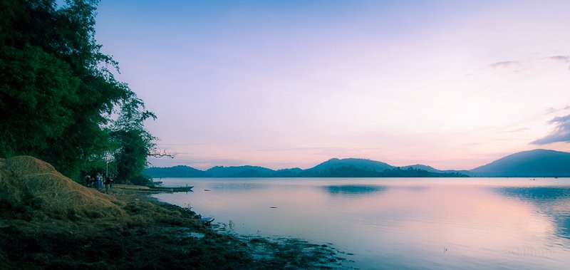 Ngoài cảnh đẹp tự nhiên, không khí trong lành cùng những cuộc phiêu lưu hồ nước trên bành voi và trên thuyển gỗ với những chuyến dã ngoại khám phá nét văn hoá, đặc sắc của dân làng Mơ Nông, hồ Lắk trở thành điểm đến không thể thiếu trong các tour du lịch Đắk Lắk nói riêng và khu vực Tây Nguyên nói chung.