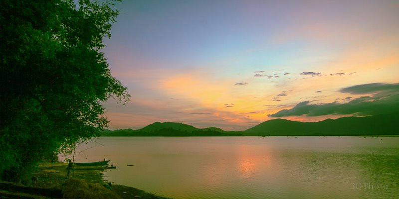 Điểm sáng phía chân núi tạo nên những đường nét hoàn hảo cho bức tranh sông nước núi non.