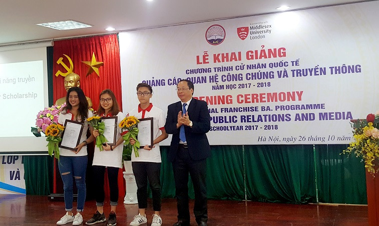 Phó giáo sư Trương Ngọc Nam - Giám đốc Học viện Báo chí và Tuyên truyền trao giấy khen tới 3 sinh viên có kết quả học tập xuất sắc năm học 2016-2017 (Ảnh: Thùy Linh) Phó giáo sư Trương Ngọc Nam - Giám đốc Học viện Báo chí và Tuyên truyền trao giấy khen tới 3 sinh viên có kết quả học tập xuất sắc năm học 2016-2017 (Ảnh: Thùy Linh)