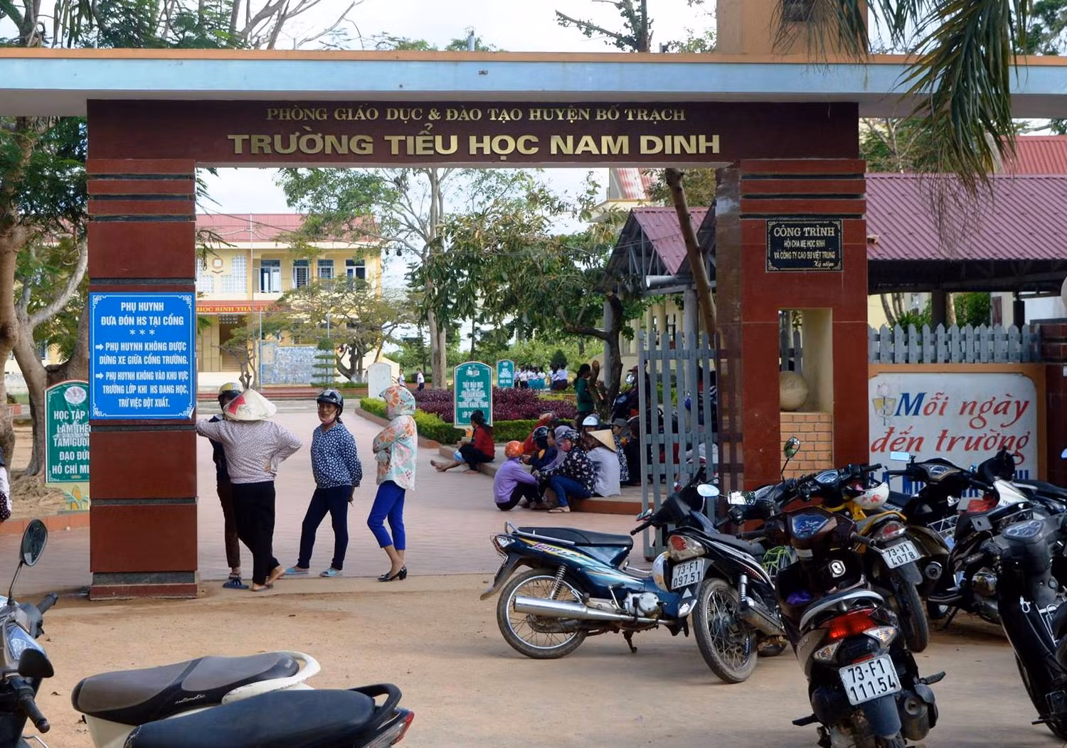 Trường Tiểu học Nam Dinh, nơi bà Thuyết làm Hiệu trưởng và bị kỷ luật vì liên quan đến lạm thu. Trường Tiểu học Nam Dinh, nơi bà Thuyết làm Hiệu trưởng và bị kỷ luật vì liên quan đến lạm thu.