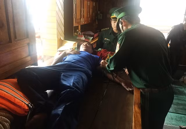 Các thuyền viên đã được kiểm tra sức khỏe và đưa về địa phương an toàn.