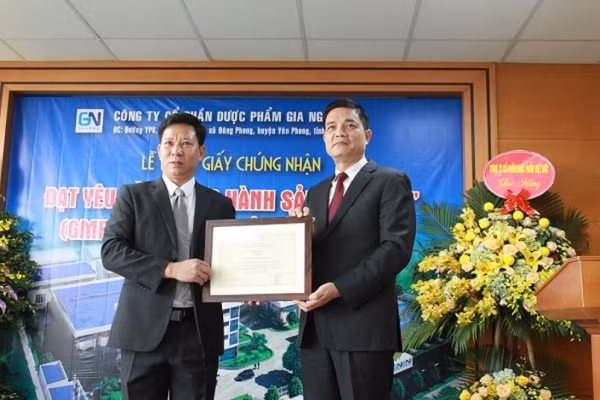 Cục trưởng Nguyễn Thanh Phong trao giấy chứng nhận là cơ sở đầu tiên đạt yêu cầu về thực hành sản xuất GMP thực phẩm bảo vệ sức khỏe cho đơn vị đầu tiên đạt yêu cầu. Ảnh: Gia Nguyễn Cục trưởng Nguyễn Thanh Phong trao giấy chứng nhận là cơ sở đầu tiên đạt yêu cầu về thực hành sản xuất GMP thực phẩm bảo vệ sức khỏe cho đơn vị đầu tiên đạt yêu cầu. Ảnh: Gia Nguyễn