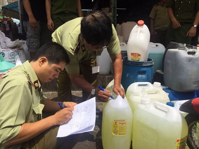 Lực lượng quản lý thị trường tập trung các giải pháp siết chặt quản lý kinh doanh hóa chất nhỏ lẻ tại các cửa hàng, chợ. Lực lượng quản lý thị trường tập trung các giải pháp siết chặt quản lý kinh doanh hóa chất nhỏ lẻ tại các cửa hàng, chợ.
