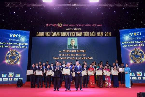 Ông Thiều Kim Quỳnh, Chủ tịch Hội đồng Thành viên Tổng công ty Điện lực miền Bắc vinh dự nhận danh hiệu Doanh nhân Việt Nam tiêu biểu 2019. Ảnh: EVNNPC.