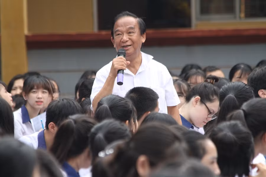 Giáo sư Nguyễn Lân Dũng luận bàn Tuổi trẻ và Mùa xuân ảnh 3 Giáo sư Nguyễn Lân Dũng luận bàn Tuổi trẻ và Mùa xuân ảnh 3