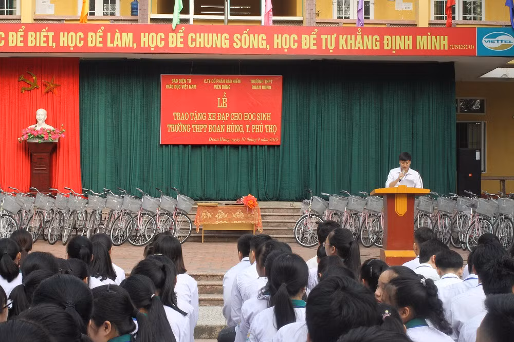 Buổi lễ trao tặng xe đạp diễn ra ấm áp, bình dị (ảnh Trinh Phúc). Buổi lễ trao tặng xe đạp diễn ra ấm áp, bình dị (ảnh Trinh Phúc).
