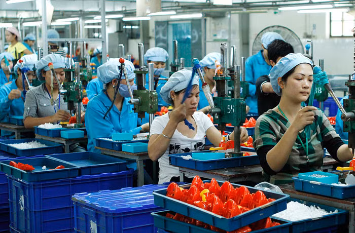 Doanh nghiệp vừa trong lĩnh vực công nghiệp doanh thu của năm không quá 200 tỷ (ảnh chinhphu.vn).