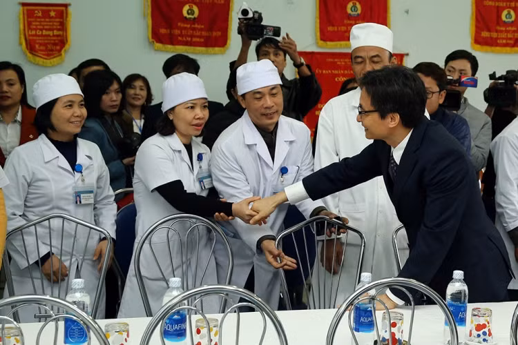 Phó Thủ tướng ghi nhận, biểu dương nỗ lực, cố gắng toàn diện của đội ngũ cán bộ y tế tỉnh Quảng Trị (ảnh chinhphu.vn). Phó Thủ tướng ghi nhận, biểu dương nỗ lực, cố gắng toàn diện của đội ngũ cán bộ y tế tỉnh Quảng Trị (ảnh chinhphu.vn).